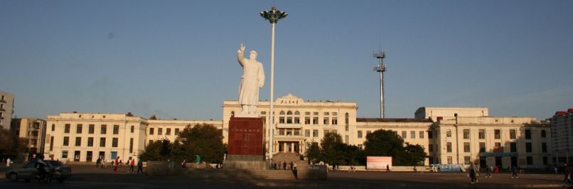 齐齐哈尔工人文化宫全景，主楼与大剧场连为一体，苏式建筑风格明确
