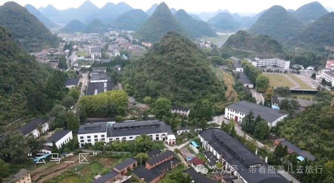 华安厂区与生活区的鸟瞰关系，厂房和住宅楼密集地分布在丘陵环绕的小块平地上