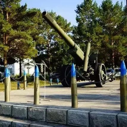 华安军工文化园入口处陈列的火炮和装甲车