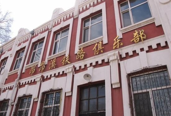 昂昂溪中东铁路俄式建筑，红墙白窗的俄式砖木结构房屋