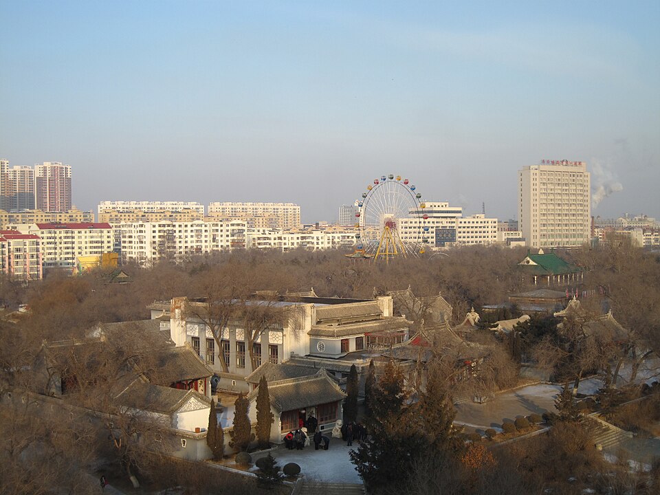 龙沙公园远眺，可见传统建筑与城市天际线交融