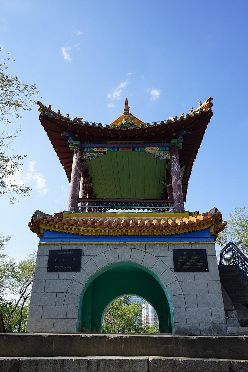 龙沙公园望江楼外景，建于1930年，公园的地标建筑
