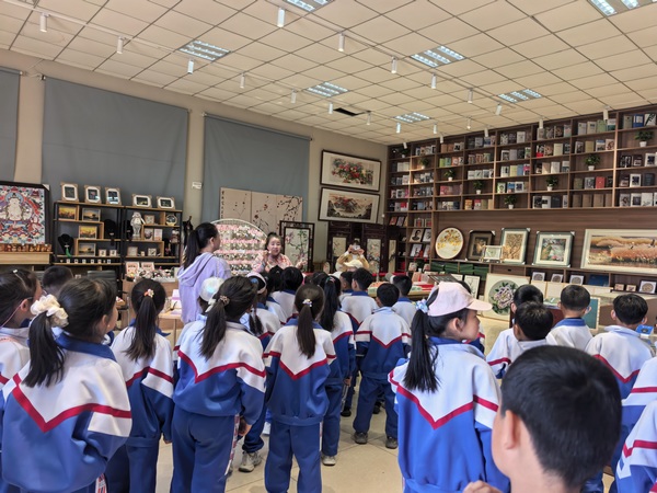 达斡尔族传统服饰和刺绣工艺在哈拉新村的展示