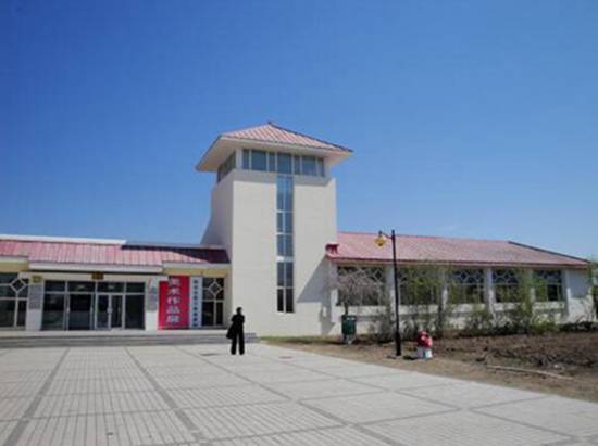 哈拉新村的莫日根广场，达斡尔文化长廊和传统民居展示建筑