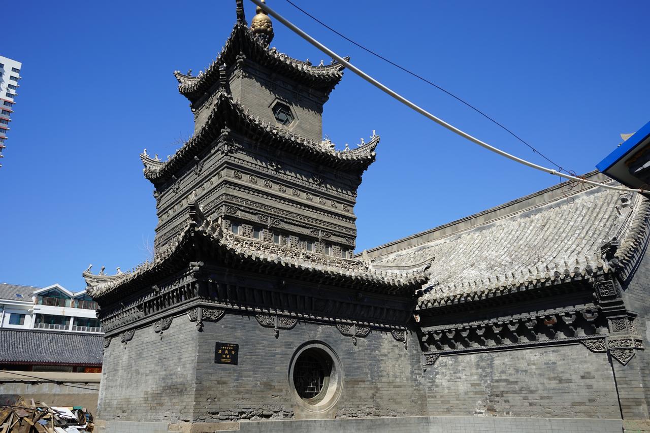 卜奎清真寺窑殿：三层重檐方塔与镀金新月