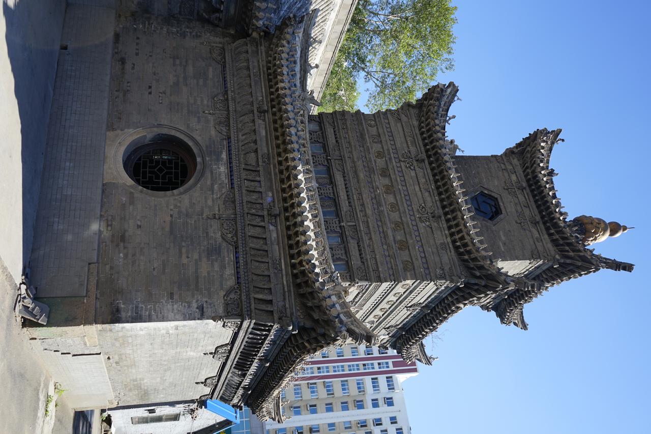 卜奎清真寺窑殿正面特写：塔身上的砖雕与新月