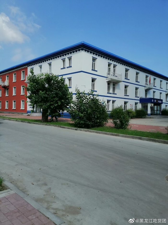 富拉尔基工人新村住宅楼外观，红砖苏式建筑，厚墙大窗