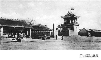 1900年俄国摄影师拍摄的黑龙江将军府大门，门前的石狮子造型纤细，右侧为镇北楼