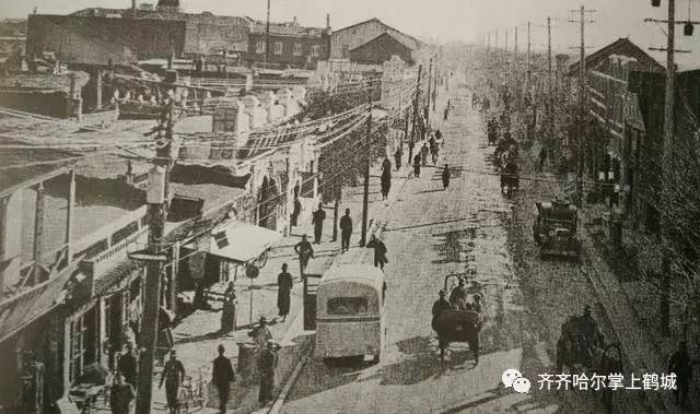 齐齐哈尔卜奎大街与中华路交叉口的街景，这座路口三百年来一直是这座城市的地理中心