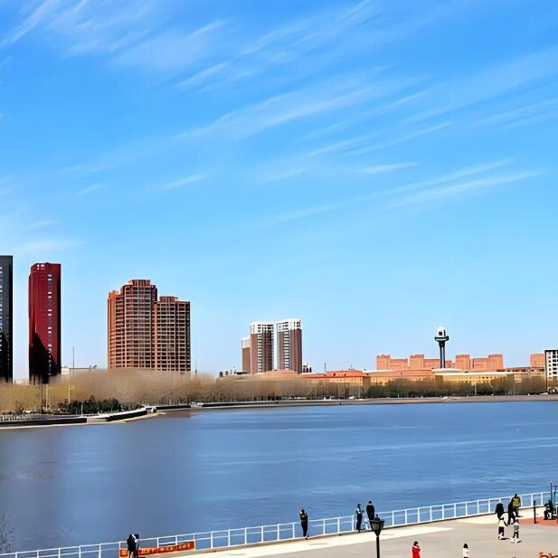 劳动湖夏季湖面与滨水步道