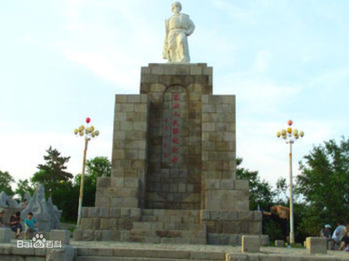 碾子山人民解放纪念碑，原为日军「板仓机八士忠魂碑」，1946年改造为东北人民解放纪念碑