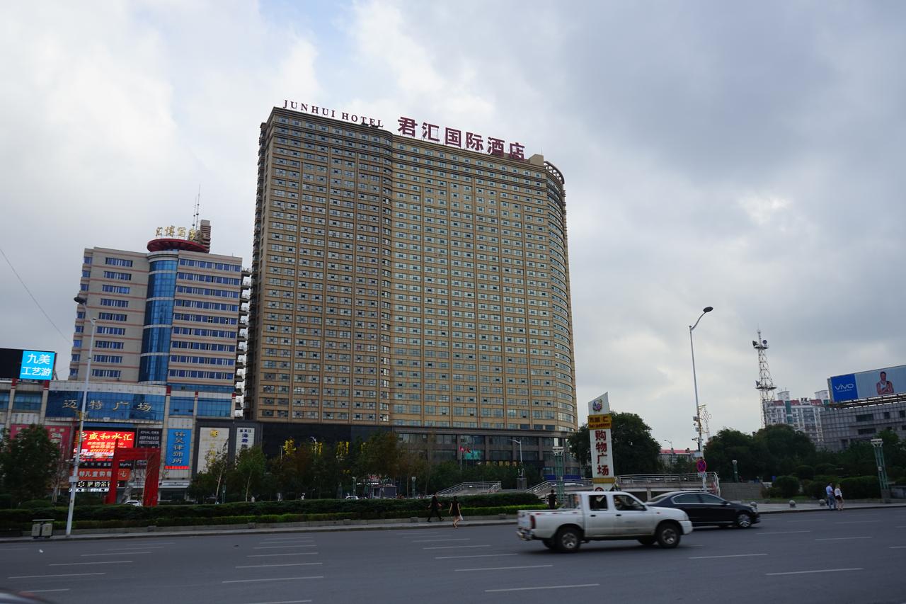 中环路与卜奎大街十字路口，龙沙区方格路网的宽阔街道和建筑退线