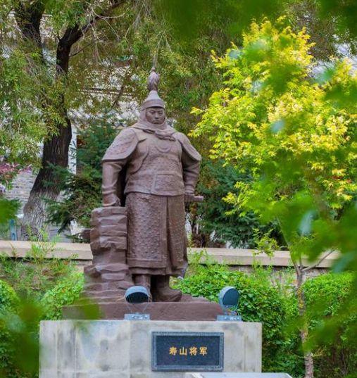 寿山将军全身石雕像,立于龙沙公园内,身着清代铠甲,右手按剑,基座刻"寿山将军"