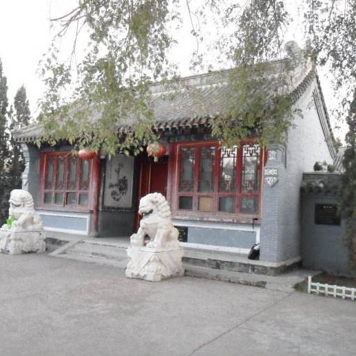 寿公祠建筑侧面,红色窗棂和红灯笼点缀在青砖灰瓦的传统建筑立面上