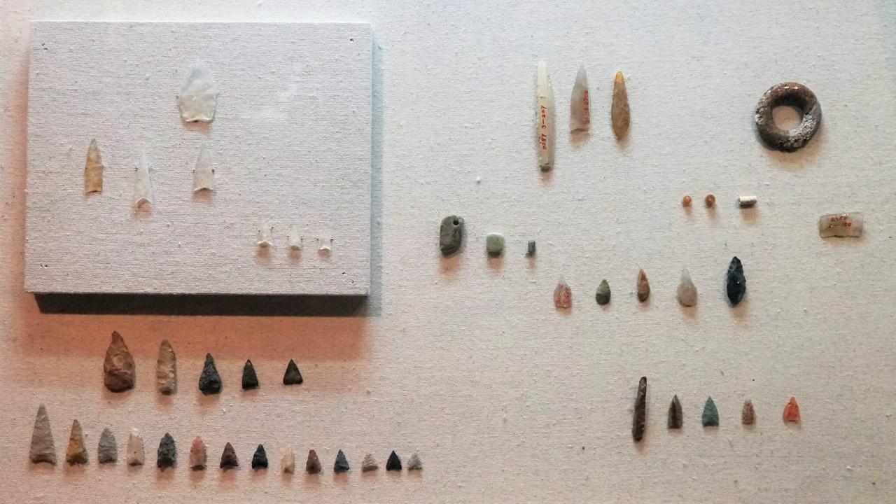 昂昂溪遗址出土的细石器，包括石镞、刮削器和石核，尺寸多在1-3厘米之间
