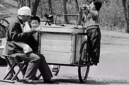 齐齐哈尔车辆厂早期生产场景老照片,工人正在组装铁路货车