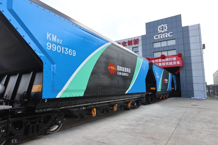CRRC 齐齐哈尔工厂生产的新造铁路货车停在厂区