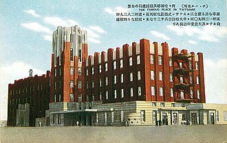 原齐齐哈尔铁路局大楼（1936年竣工）外观，可见日伪时期官式建筑的对称立面与纵向窗户排列