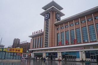 齐齐哈尔站主站房外观，1979年完工，"中"字形布局，钟楼高约49米