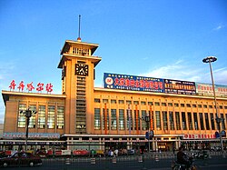 齐齐哈尔站站前广场，可见宽阔的广场空间和远处的商业建筑