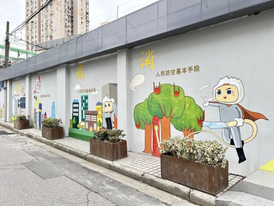 齐齐哈尔人防工程改造的地下商业街内部，混凝土拱顶结构暴露了它作为防空洞的原始身份