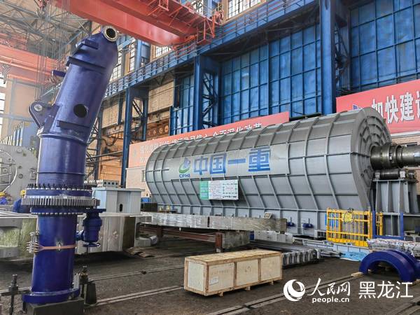 中国一重厂区苏式重型厂房外观，红砖建筑与厂区道路