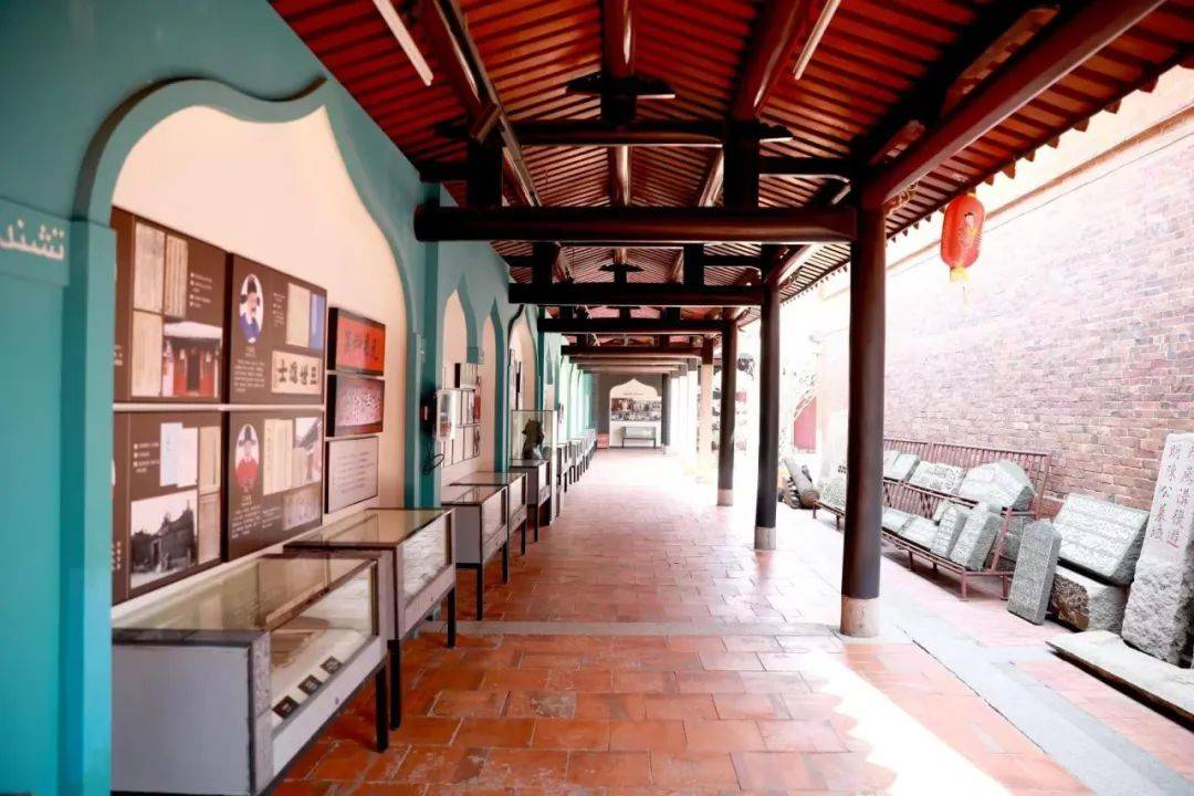 宗祠内部廊庑围合的庭院