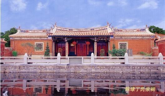 陈埭丁氏宗祠正面外观：闽南红砖燕尾脊建筑
