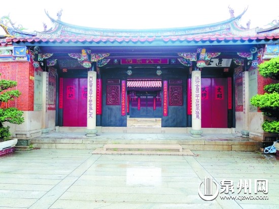 正厅"陈埭万人丁"匾额和功名牌匾