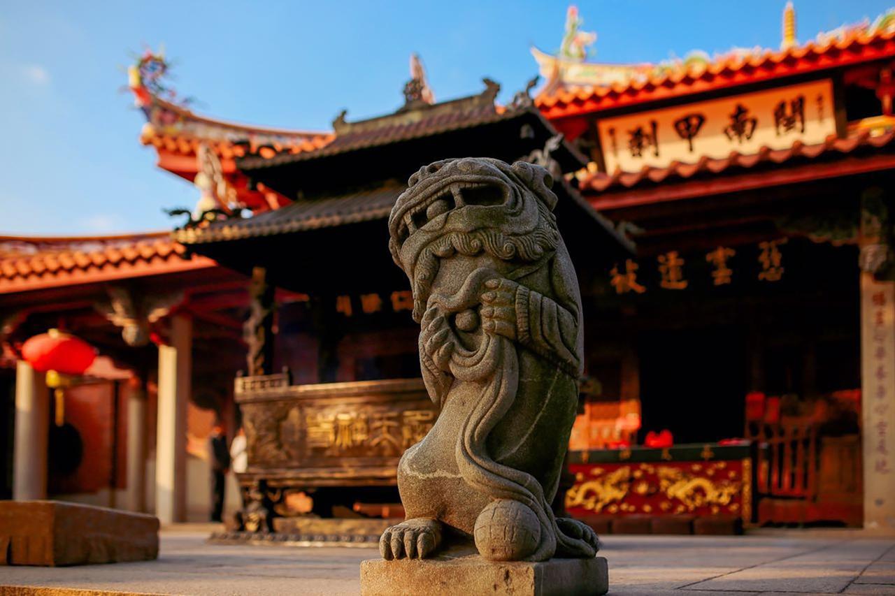 承天寺入口甬道与宋代石塔:百米林荫道从南俊巷通向寺院
