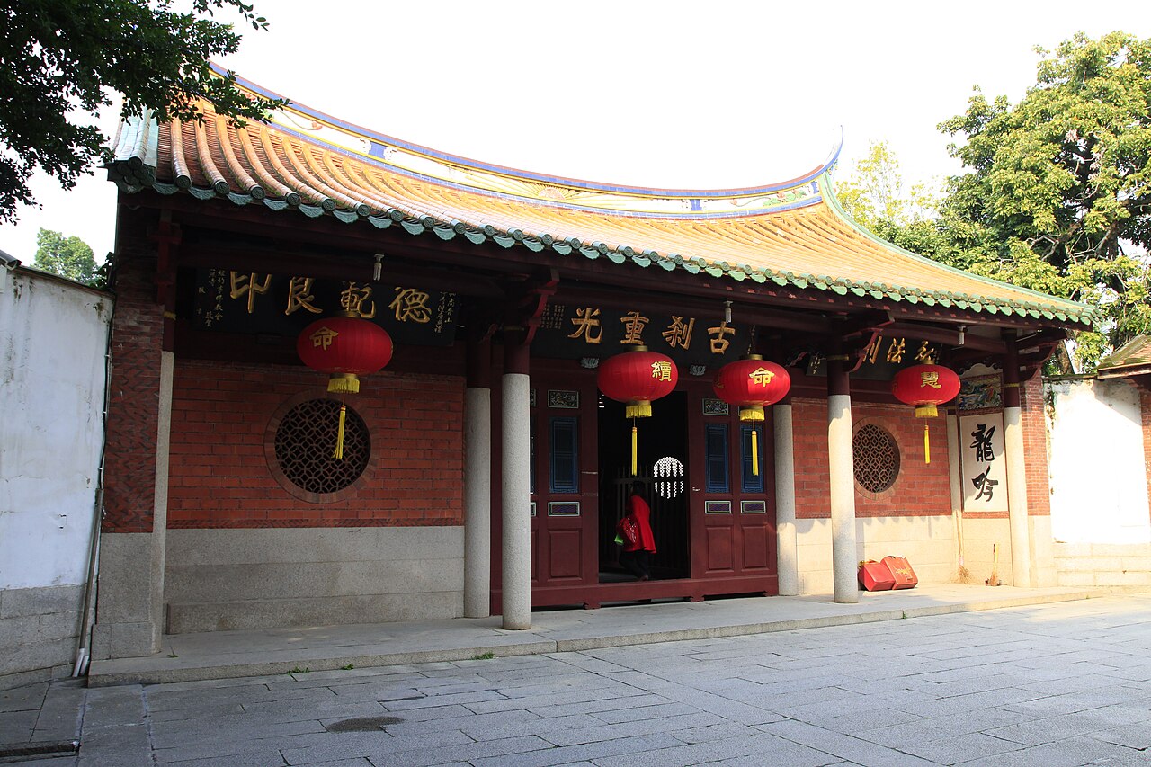 天王殿与放生池：从山门到中轴的空间过渡