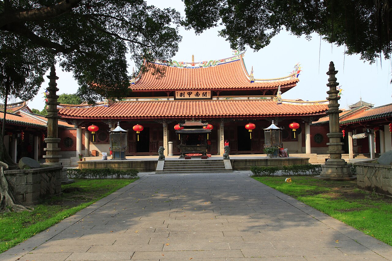 承天寺大雄宝殿：重檐歇山顶与"闽南甲刹"匾额