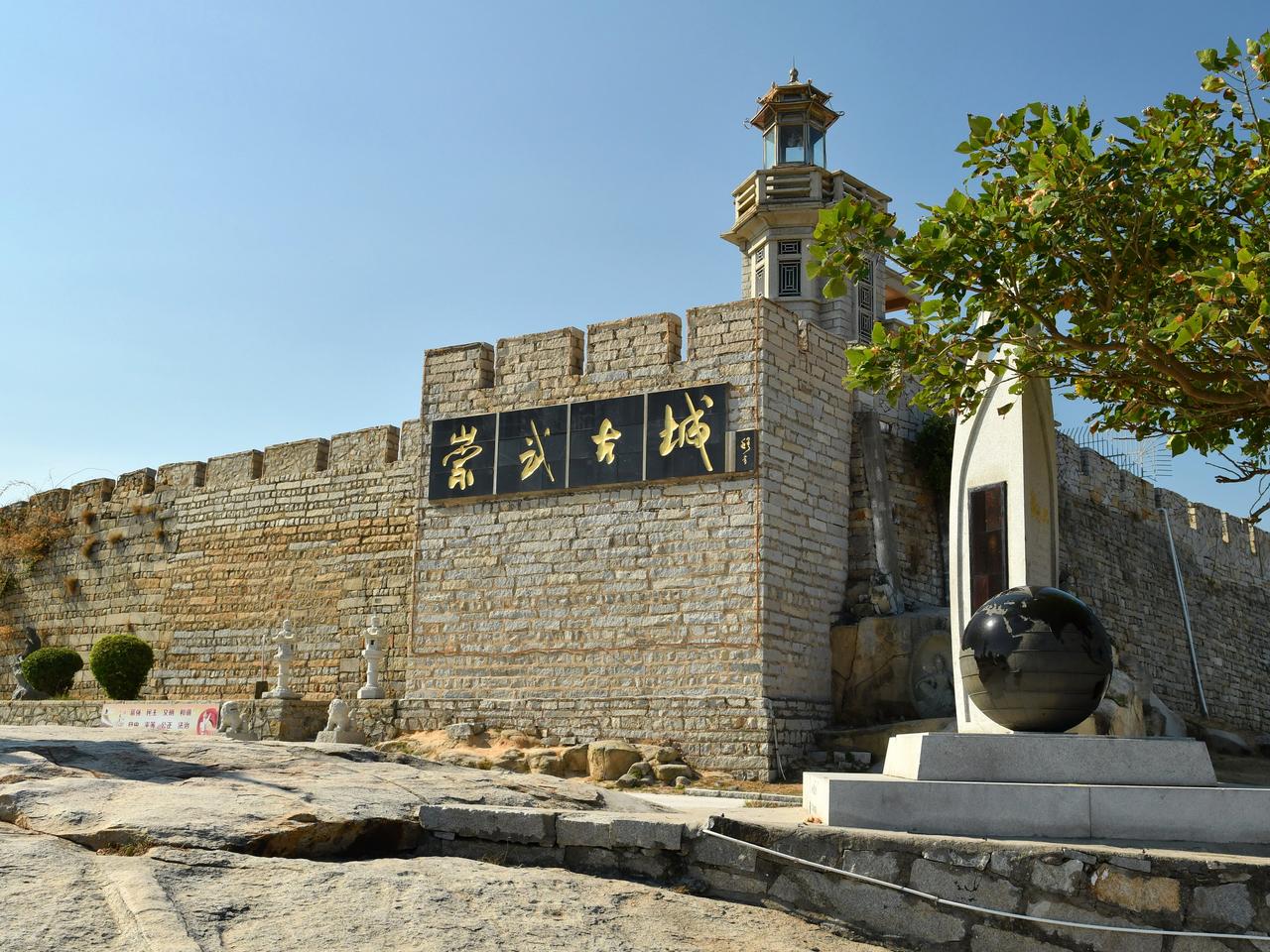 崇武古城城墙与半月湾海滩:花岗岩城墙沿海岸延伸