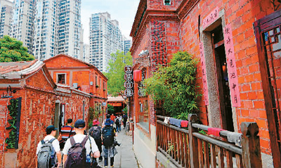 五店市红砖建筑群与远处高楼同框,传统与现代的尺度对比
