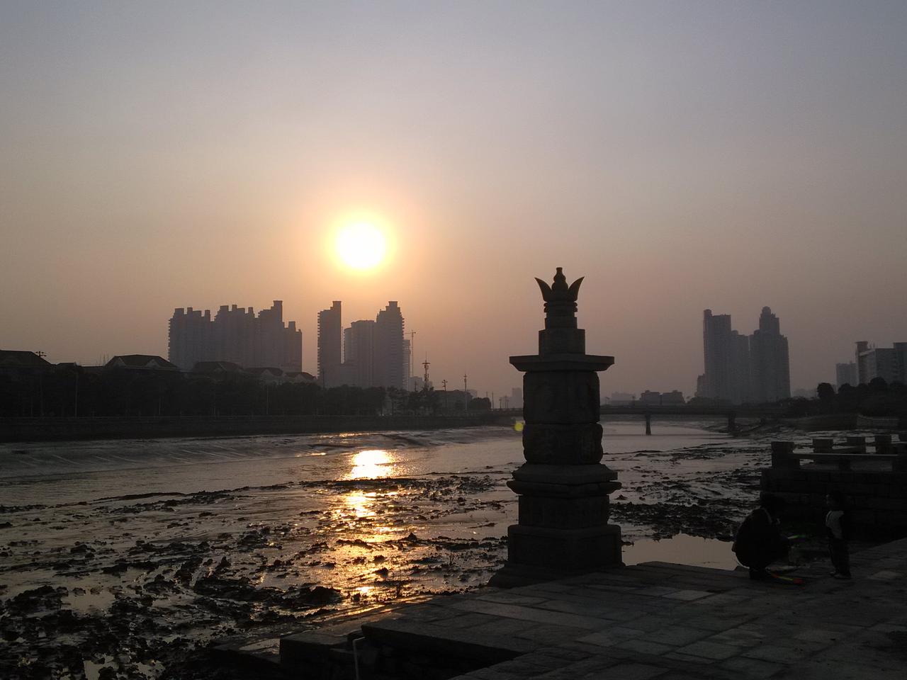 文兴码头条石斜坡阶梯，退潮时阶面露出水面
