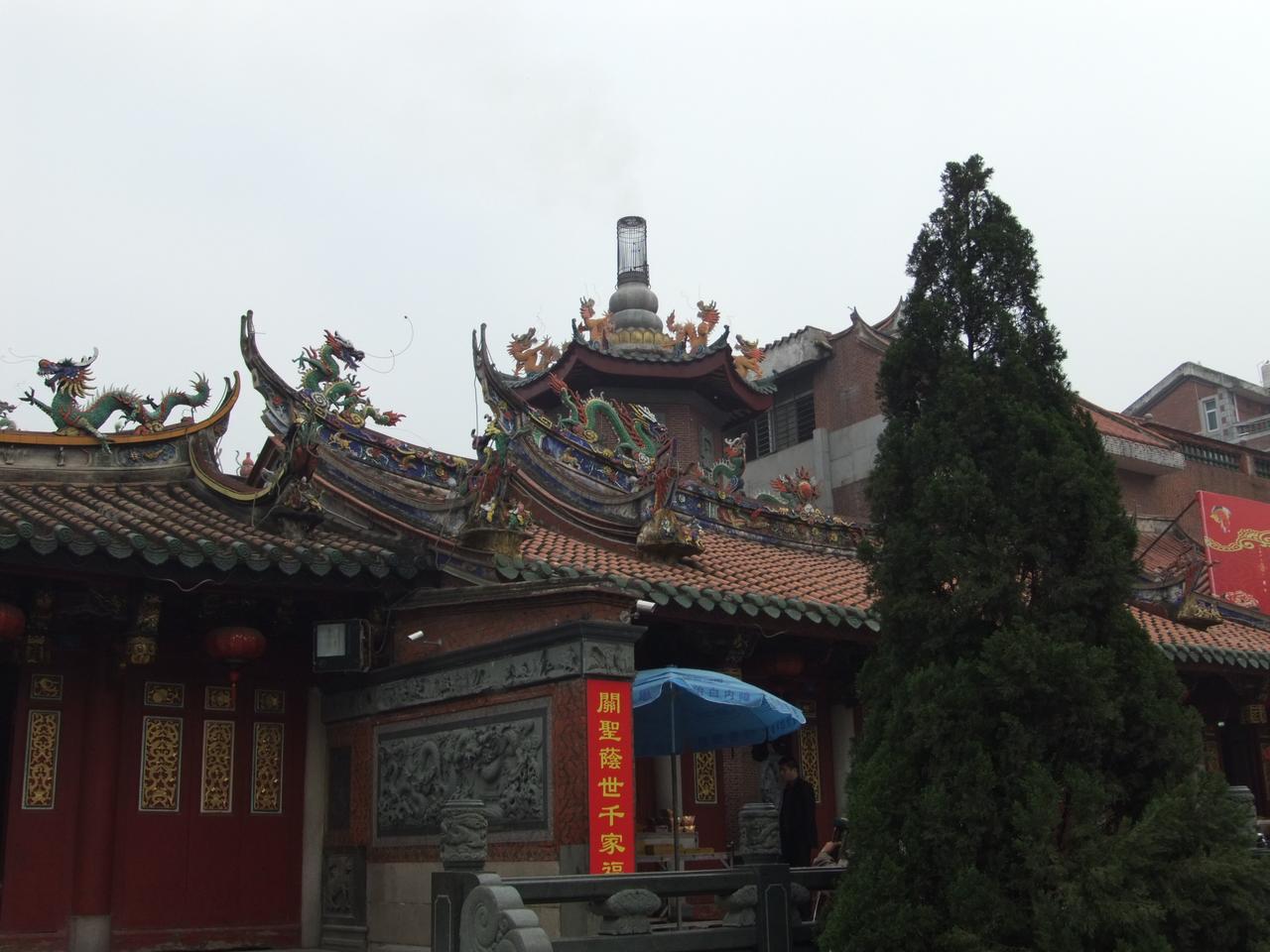 关岳庙屋顶剪瓷雕与燕尾脊
