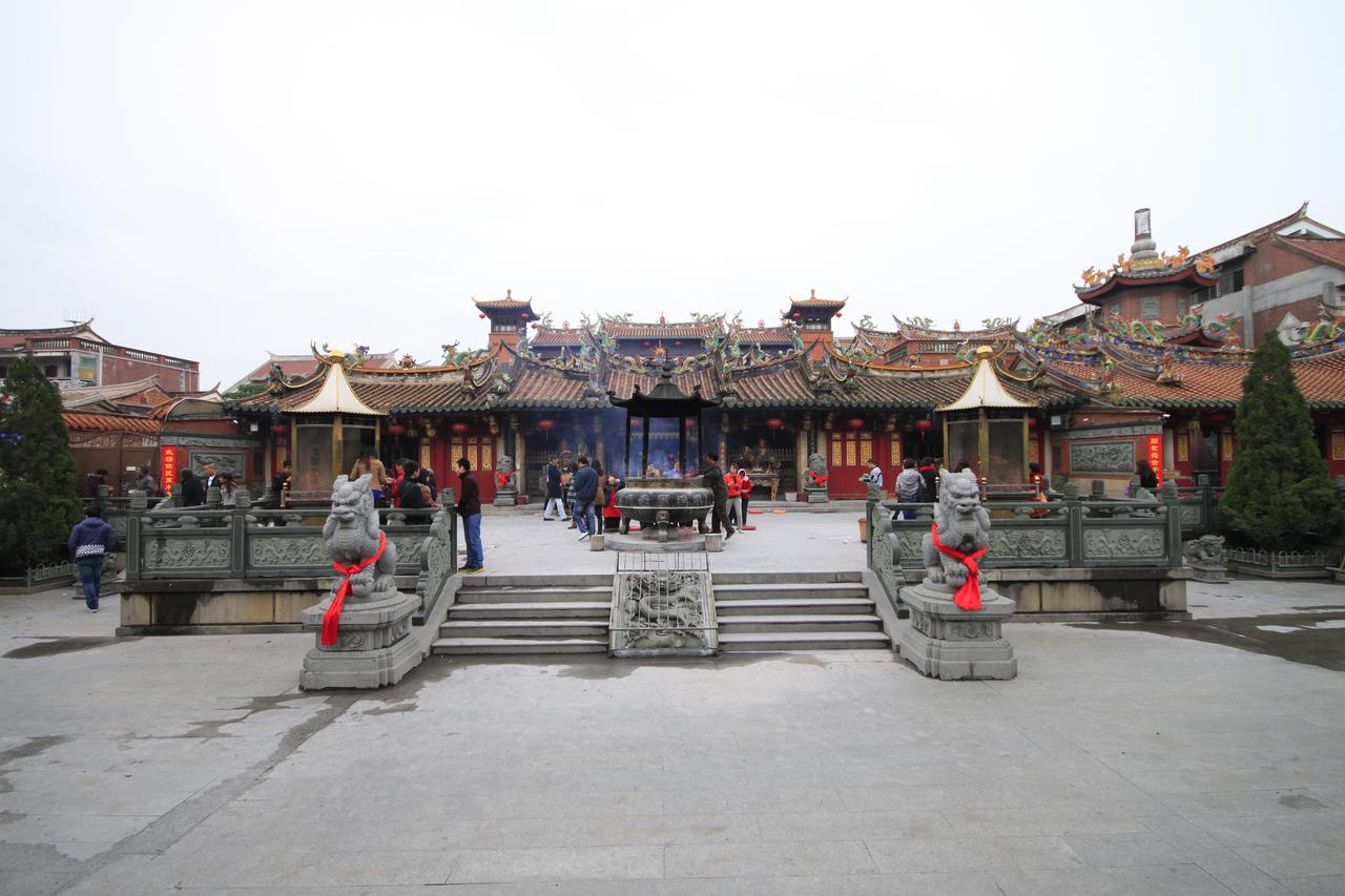 关岳庙正门外景：三殿并列，香火缭绕