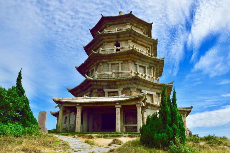 宝盖山登山步道与姑嫂塔远景