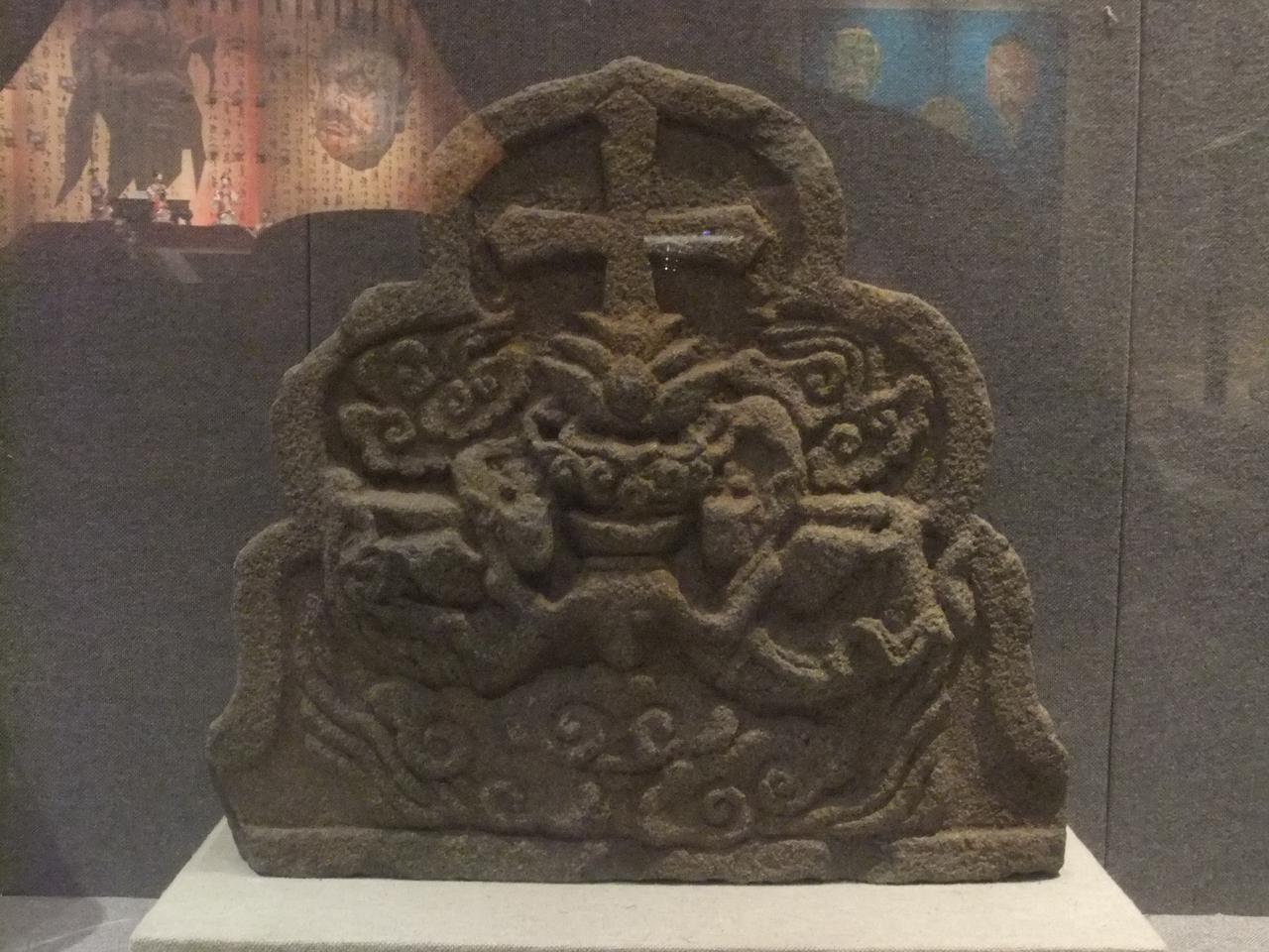 泉州海外交通史博物馆藏元代景教墓碑，十字架与莲花纹样共存