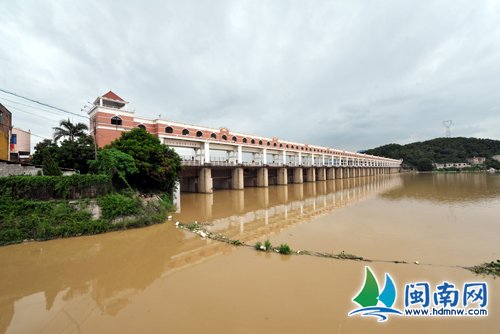 1967年建成的旧金鸡拦河闸，水闸段28孔，功能以灌溉为主