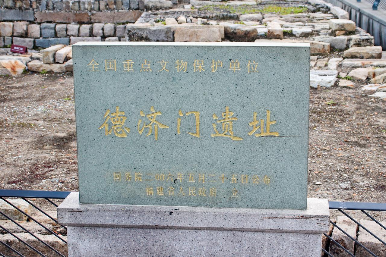德济门遗址台基向南看,聚宝街方向被两侧建筑收窄
