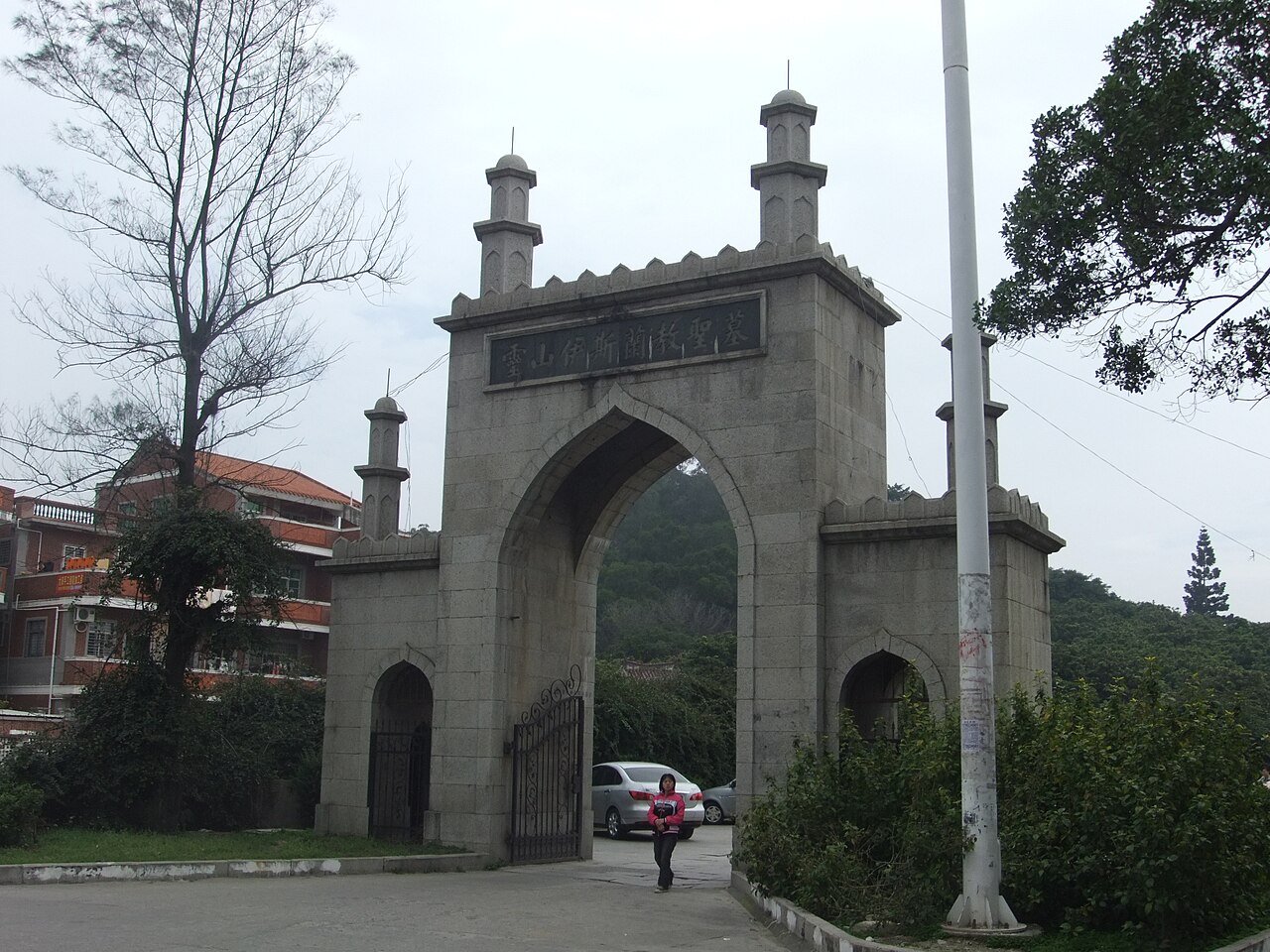 灵山圣墓入口拱形门楼，尖券曲线
