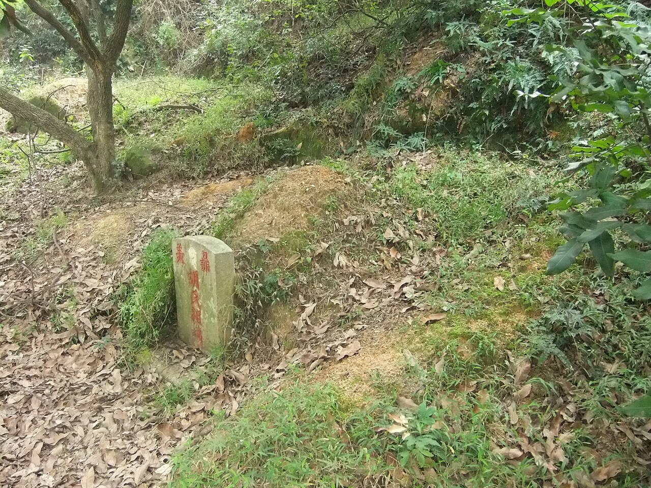 灵山圣墓全景，石亭、墓盖与半月形回廊
