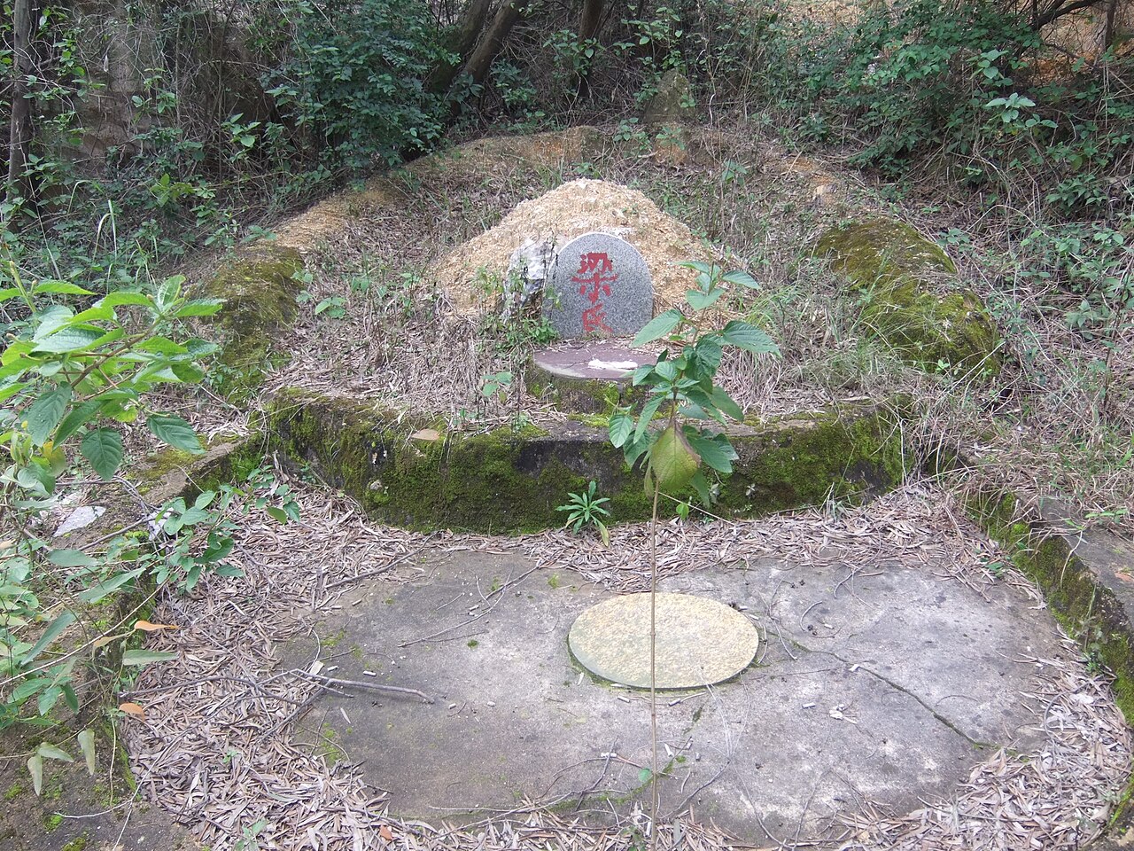 灵山圣墓的三贤四贤墓盖石，花岗岩三层结构