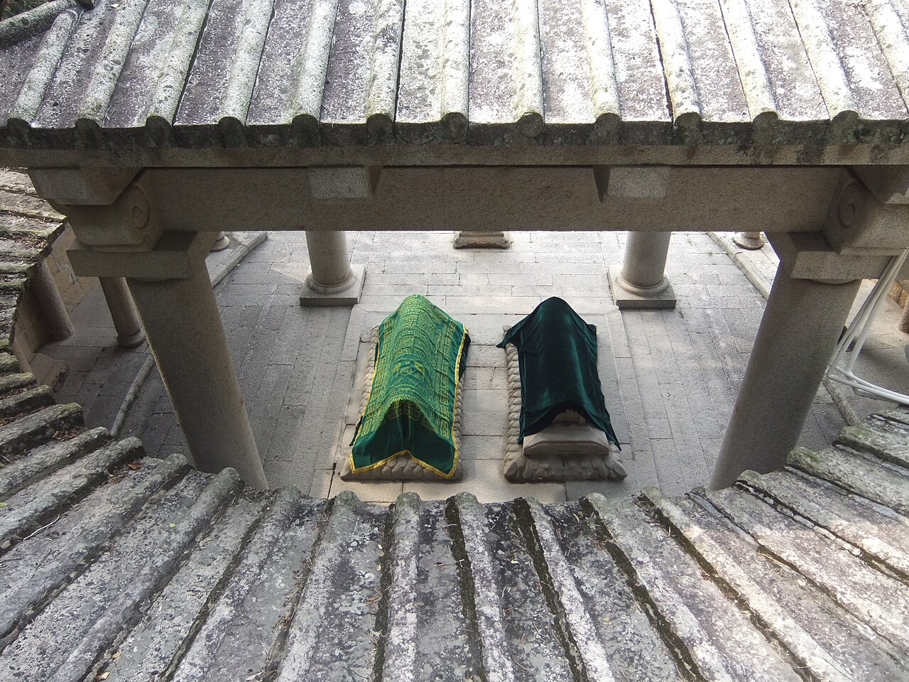 半月形回廊，九开间，梭形石柱