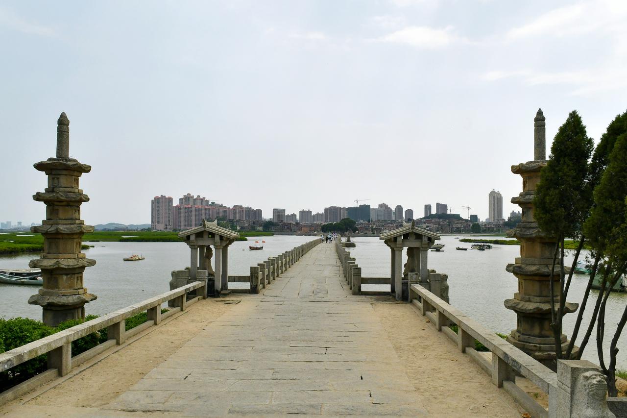 洛阳桥北岸景色，可见桥头建筑与远处洛阳镇街区