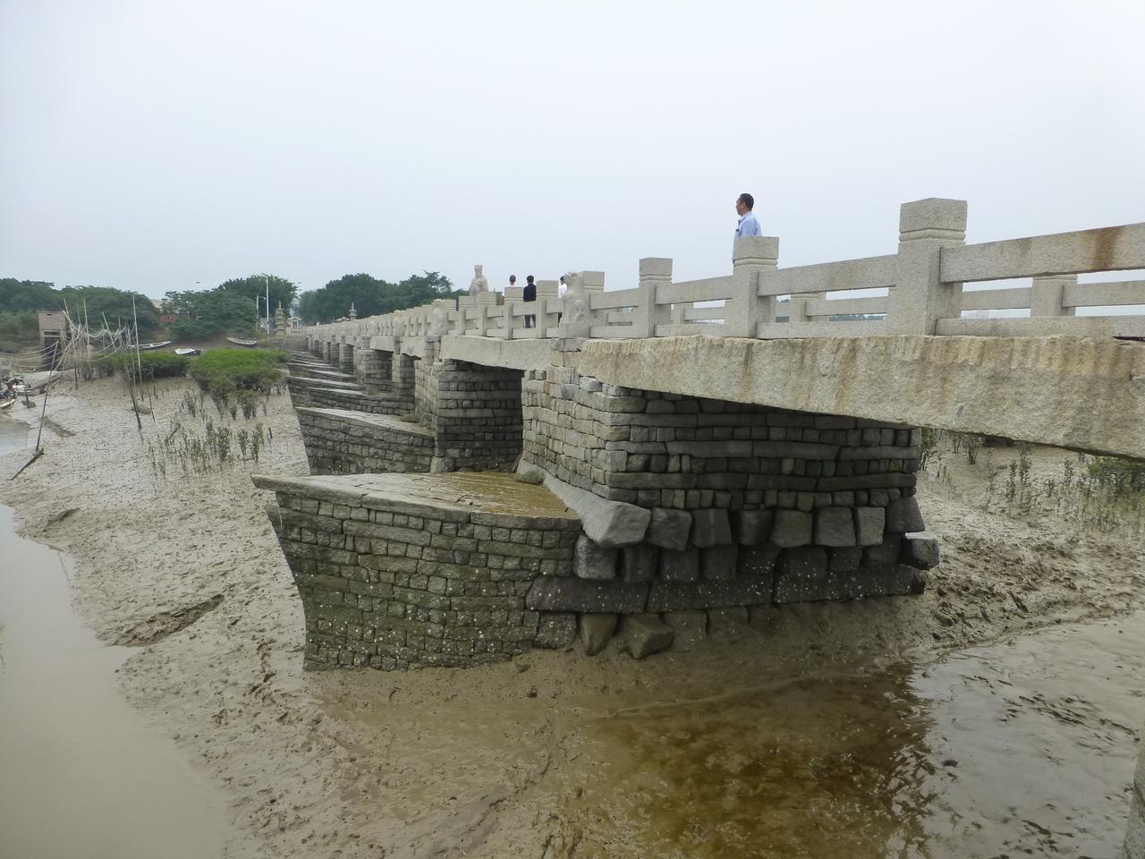 洛阳桥桥面上的巨型花岗岩条石，最长超过11米，表面近千年行走磨出光亮