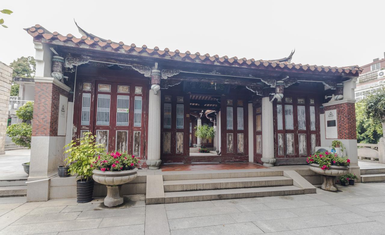 明善堂外观：闽南传统红砖建筑，与石砌门楼形成风格对比