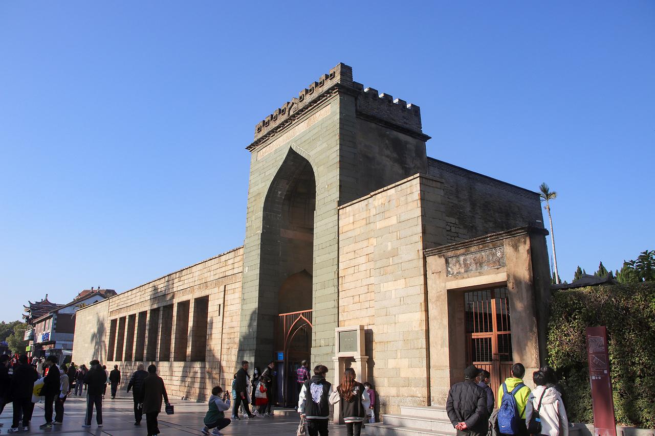 2023年清净寺修缮后全景，可见门楼和院内布局