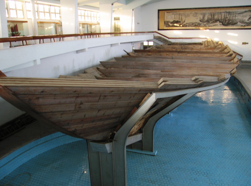 中国舟船世界展厅的福船模型和船具展示